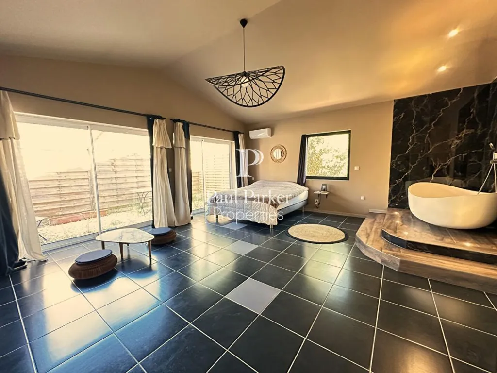 Salles de bain - Villa Luxueuse avec Piscine à Grans