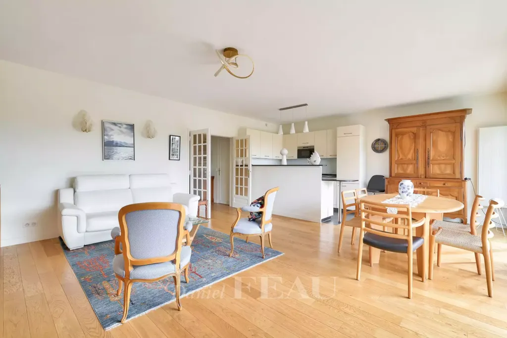 Living Room - 2-Bed Apartment with Balconies in Daumesnil