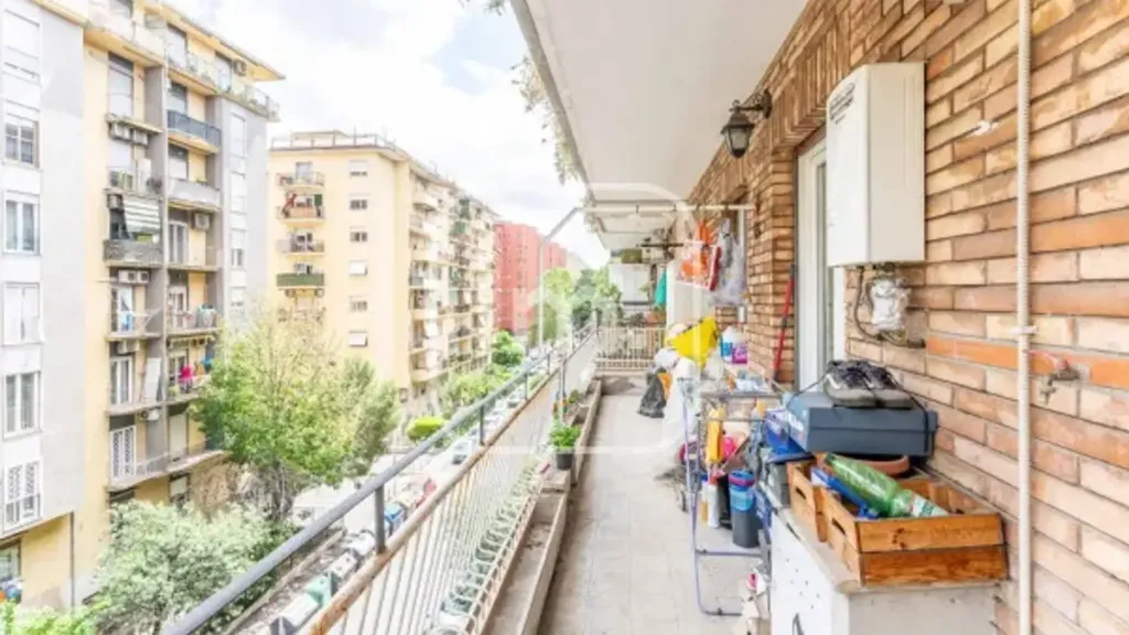 Rõdu - Apartment with Balcony in Cinecittà, Rome
