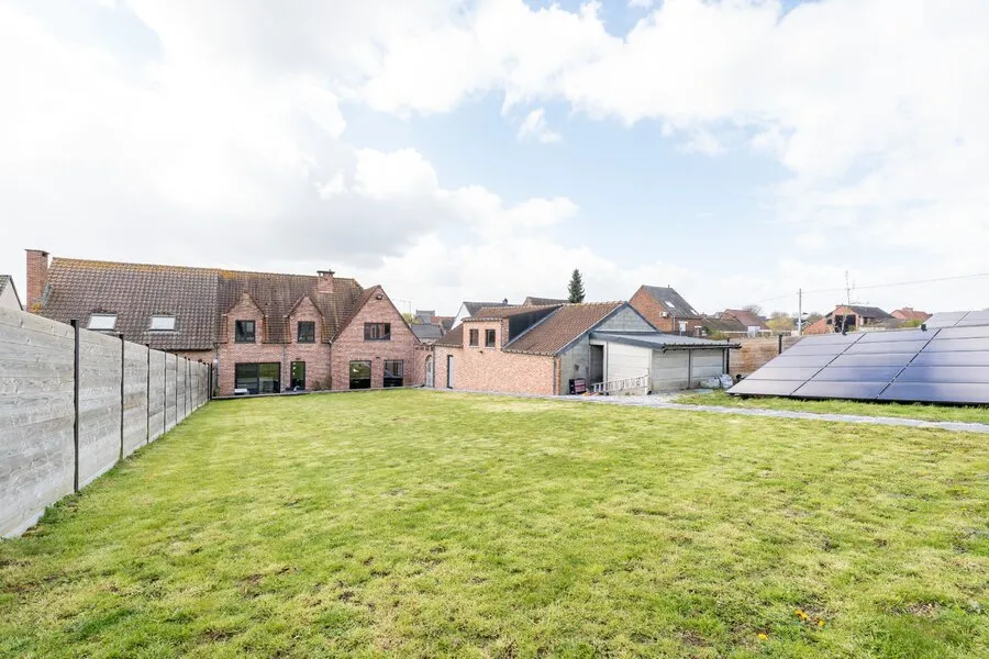 Garden - Renovated House with Workshop and Garden