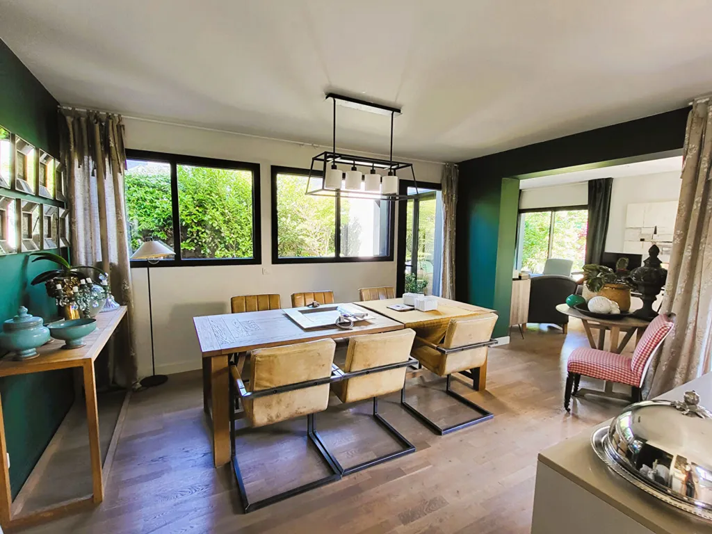 Salle à manger - Maison Moderne avec Jardin au Centre-Ville