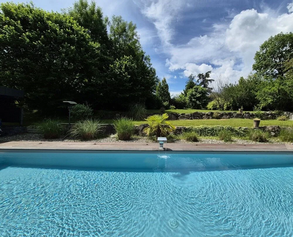 Bassein - Luxury Property with Pool near Albertville