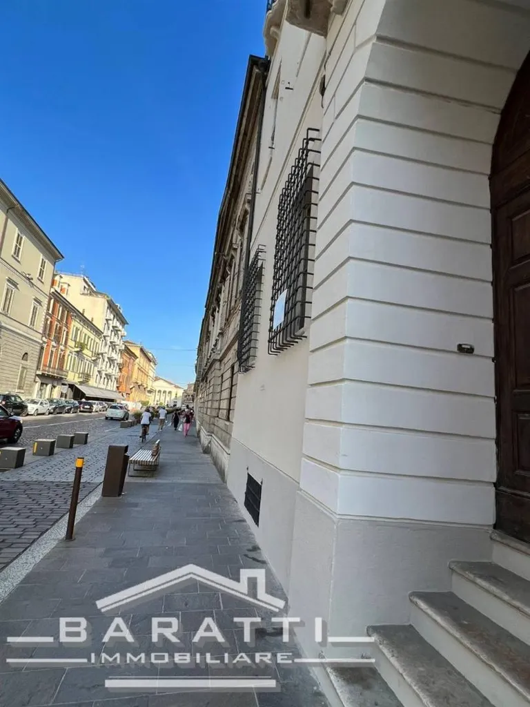 Exterior - Ground Floor Apartment with Balcony in Mantua