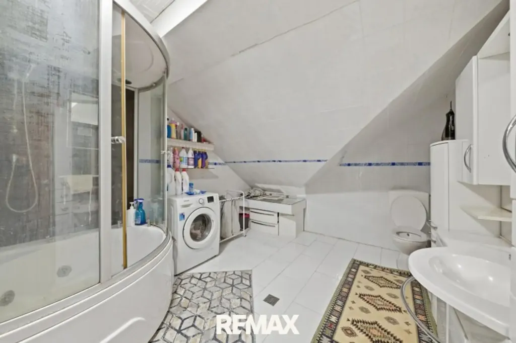 Salles de bain - Multi-Unit House with Expansion Potential in Haschendorf