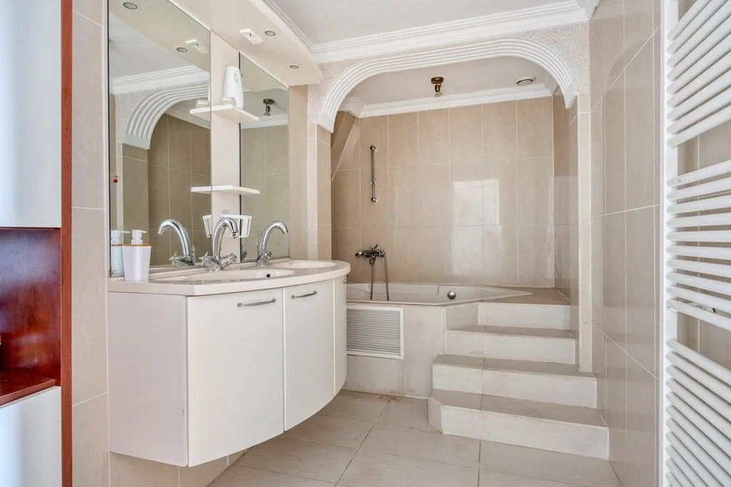 Salles de bain - Spacious Apartment with Jacuzzi in Dierenselaan