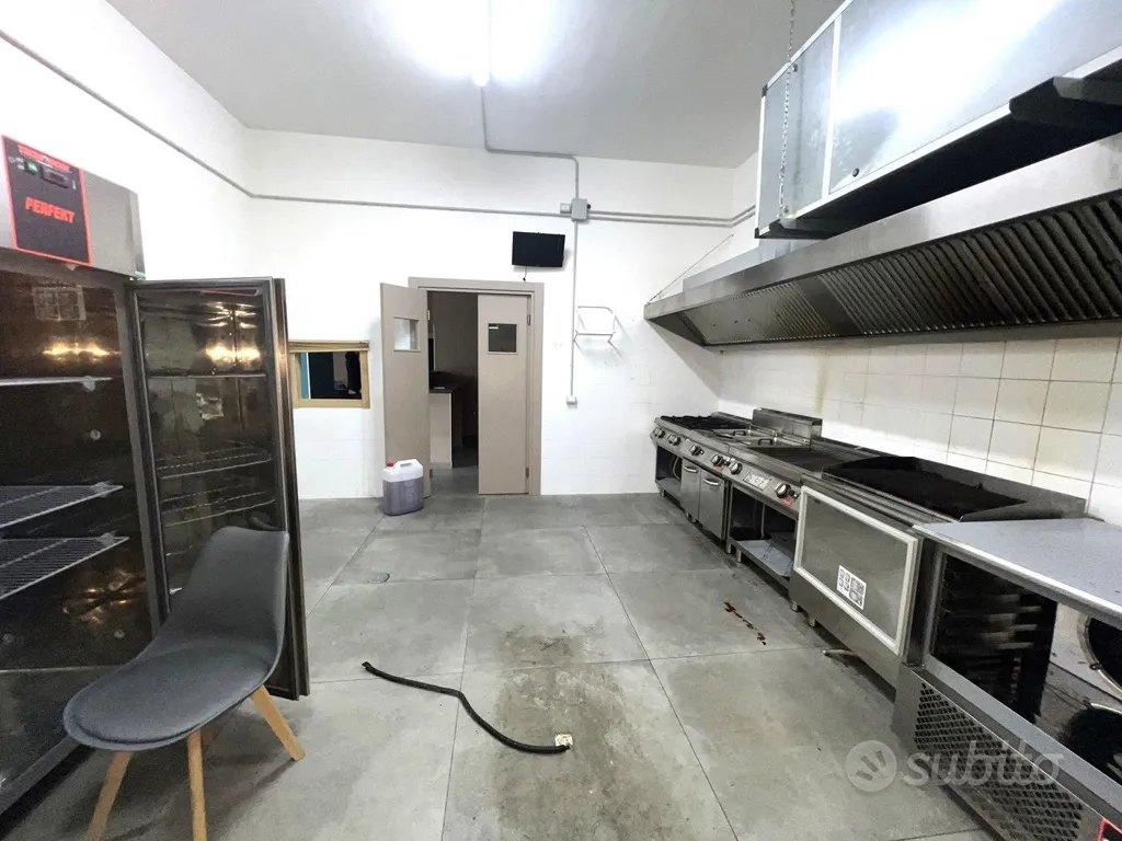 Cuisine - Commercial Space with Street Frontage in Maddaloni
