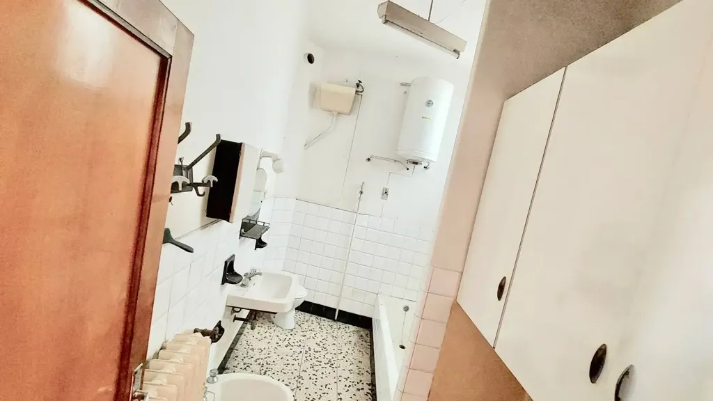 Bathrooms - 7-Room Apartment with Balcony in Fabriano