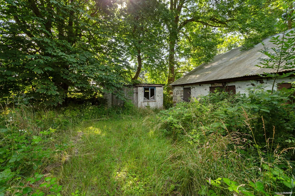 Aed - Large Natural Plot with Farmhouse in Simrishamn
