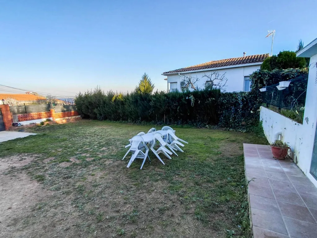 Aed - Urban Plot with Small Building in Esparreguera
