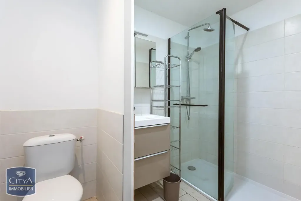 Bathrooms - Furnished Flat with Central Location in Béziers