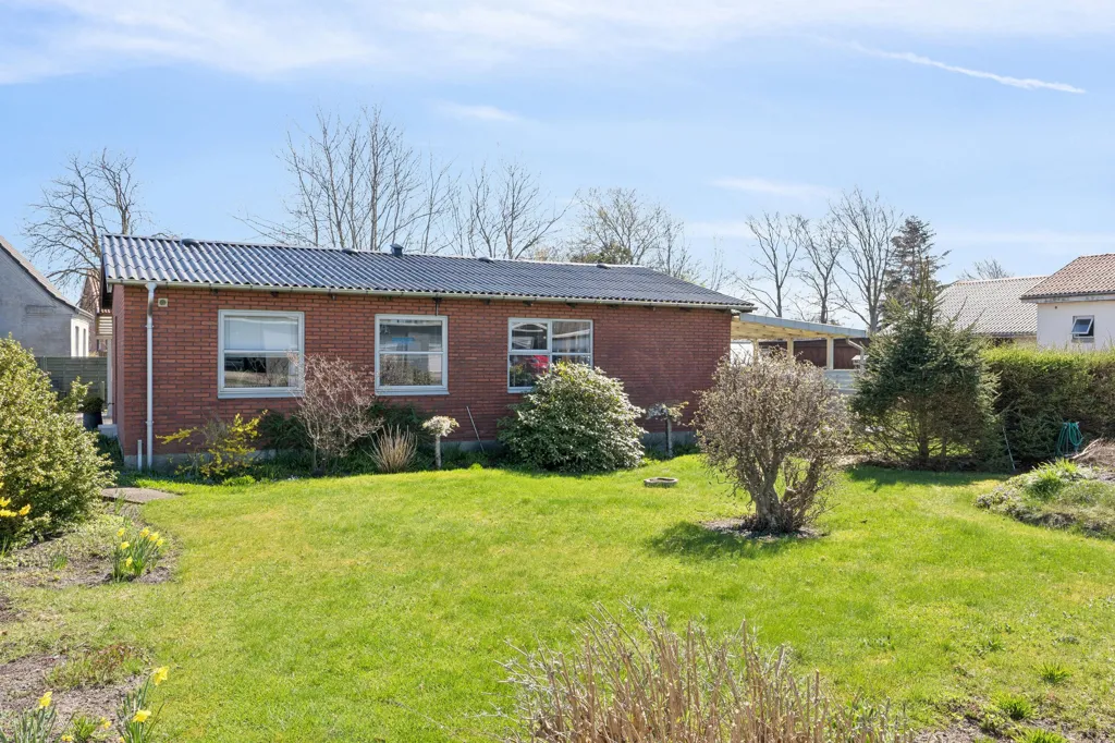 Aed - 1960s Villa with Garden in Sunds