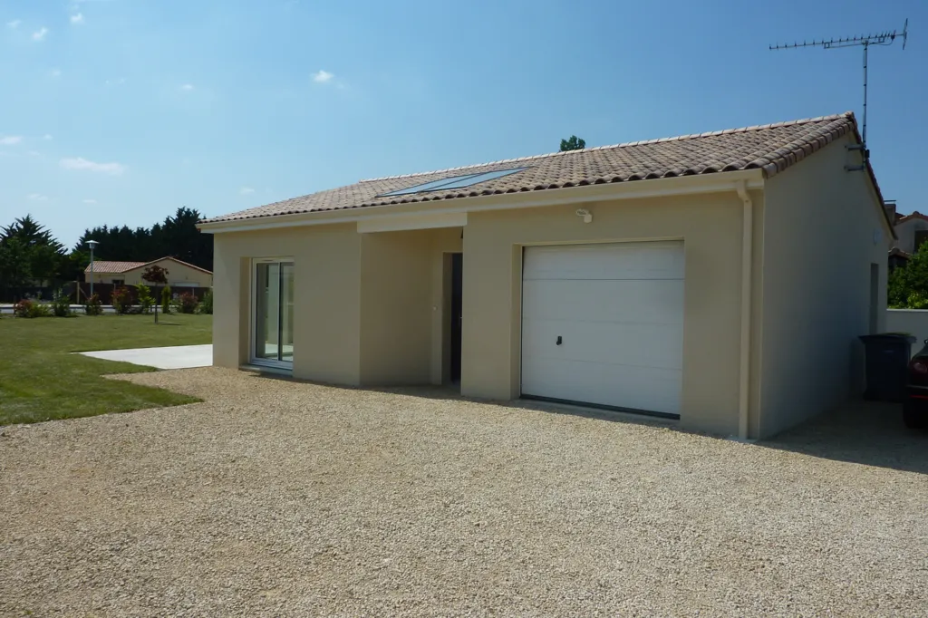 Exterior - Contemporary House with Garden in Montamisé