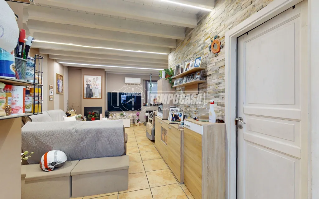 Salón - Rearranged Apartment with Truss Beams in Misinto