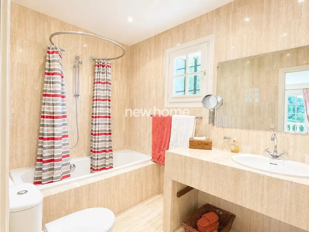 Salles de bain - Villa avec Piscine Chauffée à Valbonne