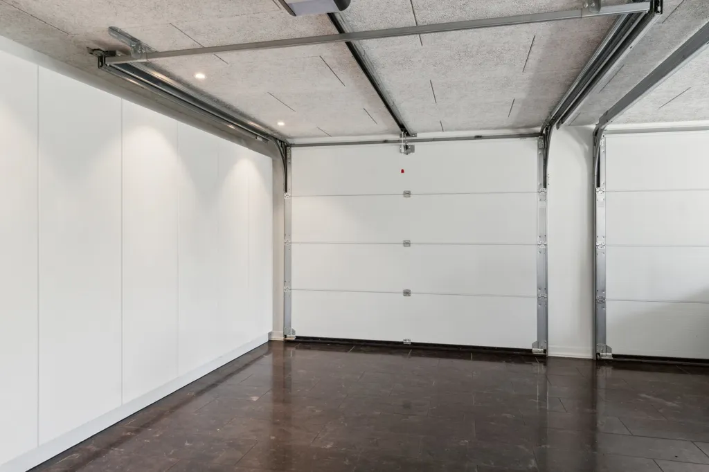 Garage - Modern Summerhouse with Water View at Storebælt