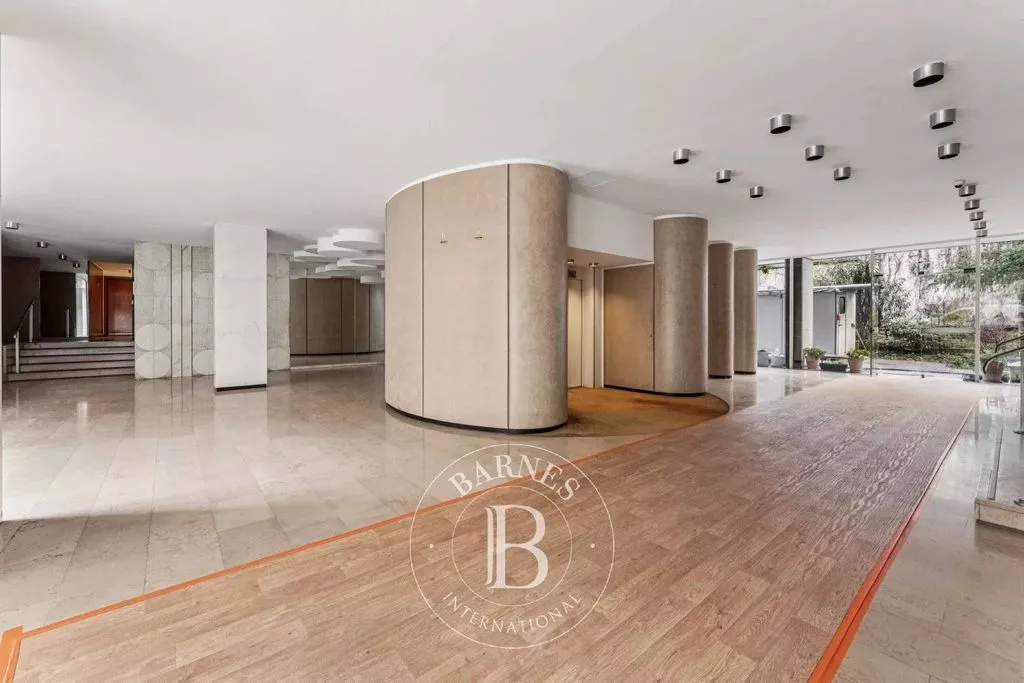 Esik - Luxury Paris 16th Flat with Balcony