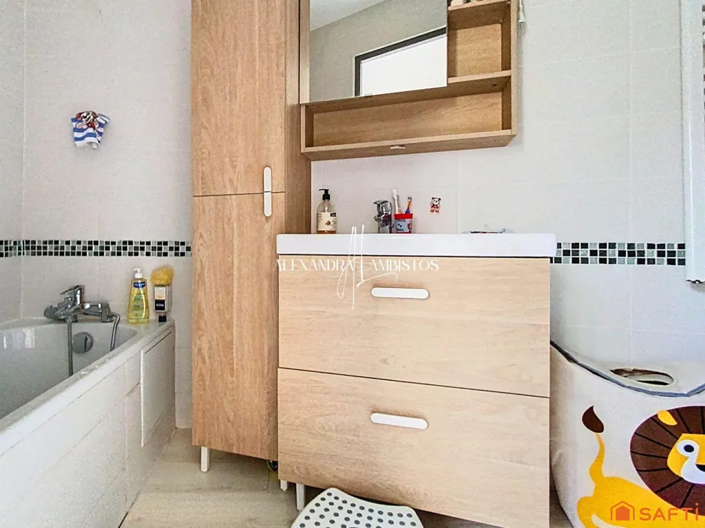 Bathrooms - Characterful Duplex Apartment in Restinclières