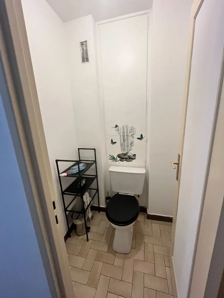 Bathrooms - 3-Bedroom Apartment with Balcony in Reims