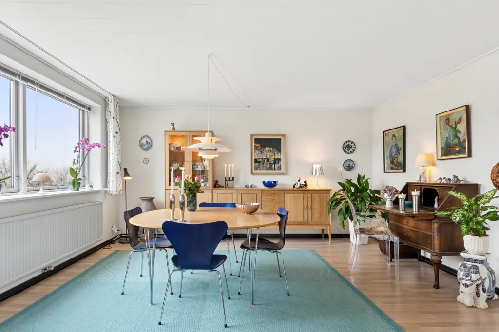 Sala da pranzo - Estate Villa with Lake View in Rødding