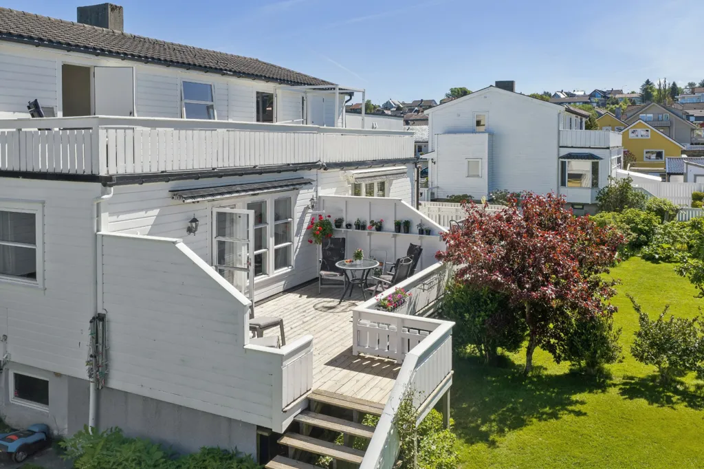 Jardin - Three-Storey Townhouse with Sea View in Sola