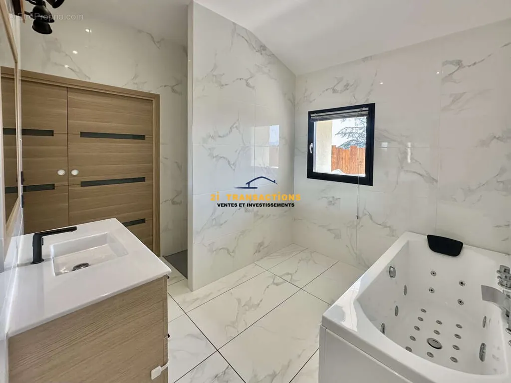Vannitoad - Apartment with Terraced View in Saint-Chamond