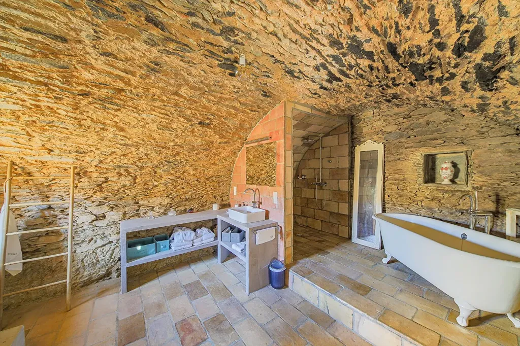 Salles de bain - Maison de Luxe avec Piscine et Vue Mer à Centuri