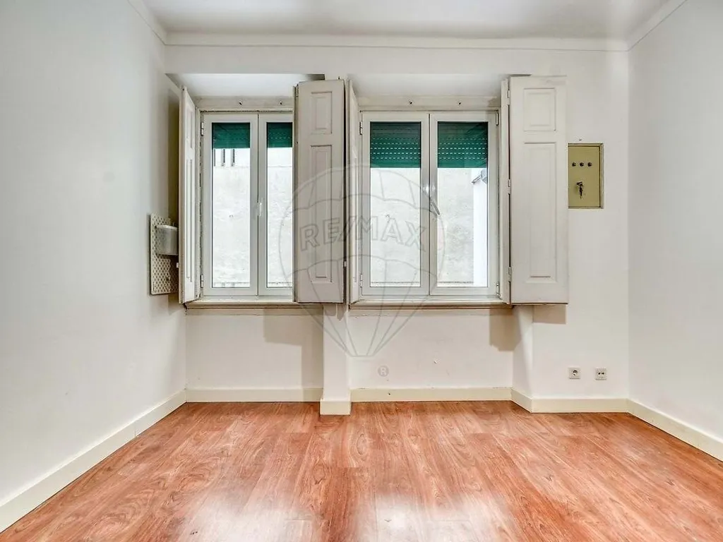 Pièces - Lisbon Condo with Terrace and Fireplace