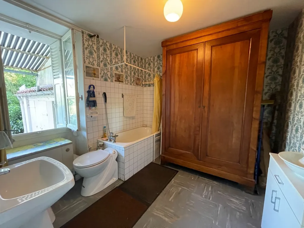 Bathrooms - Stone House with Garden in Châteauponsac