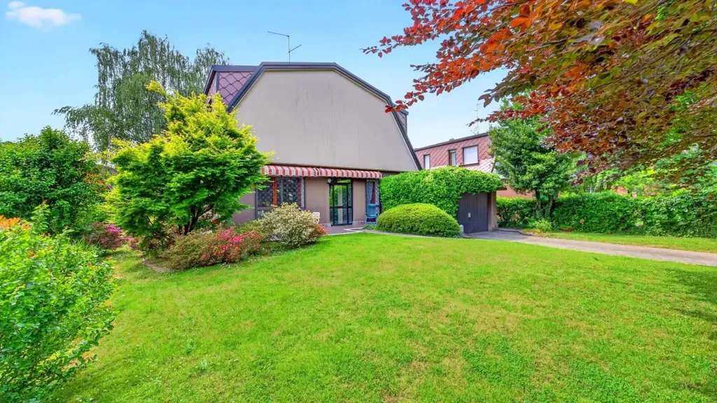 Aed - Villa with Private Garden in Arese