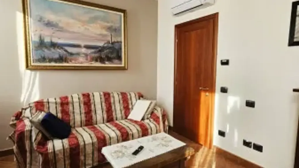 Elutuba - Rustic-Style Flat with Balcony in Guastalla