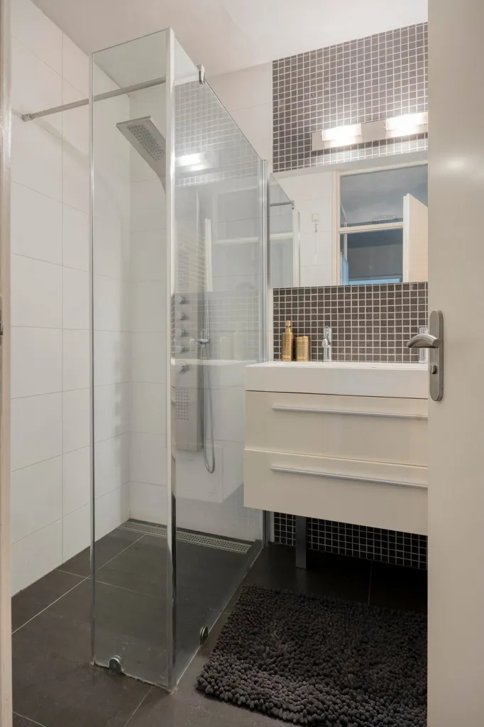 Vannitoad - 3-Bedroom Apartment with Balcony in Eindhoven
