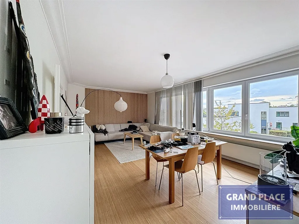 Séjour - Immeuble avec Entrepôt et Appartements Rénovés près de Bruxelles