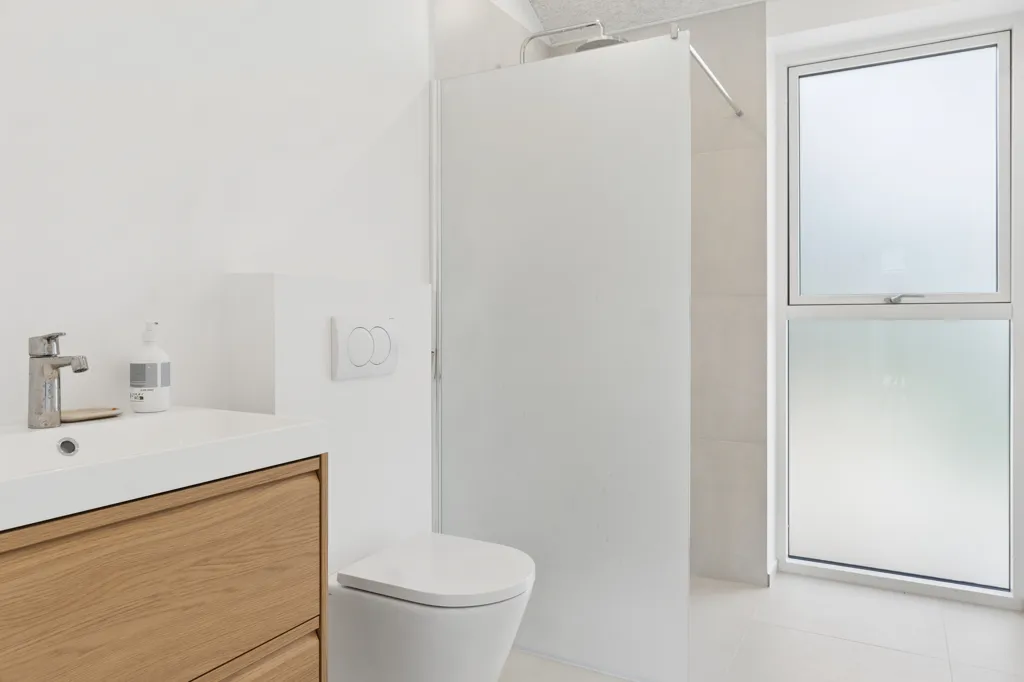 Salles de bain - New Summerhouse with Large Windows in Asserbo
