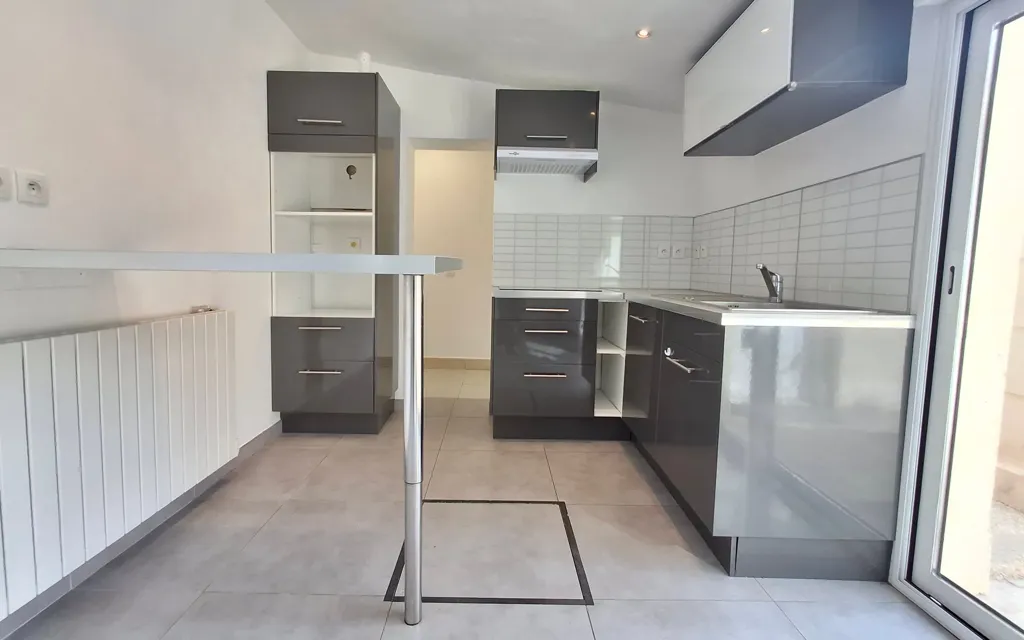 Köök - Refurbished 2-Bedroom House with Terrace in Ormesson-sur-Marne