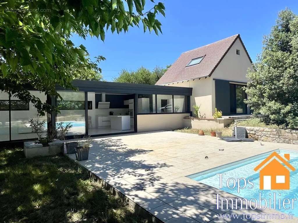 Bassein - Architectural House with Pool in Lot Valley