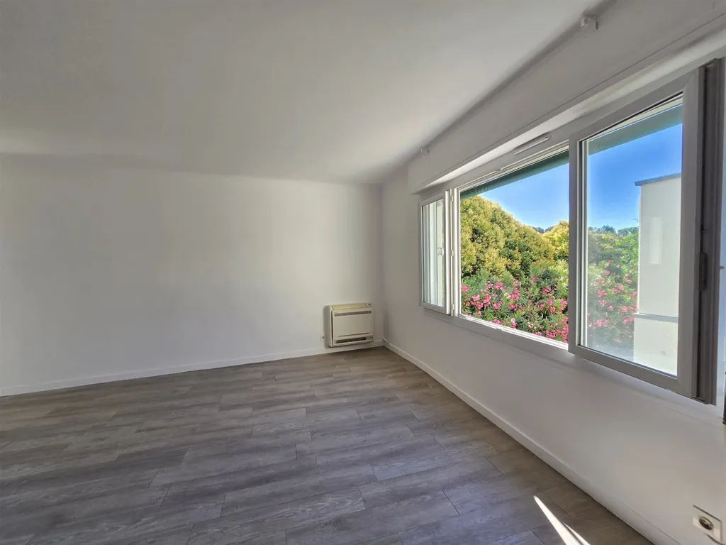 Pièces - Studio Rénové avec Vue Mer à Saint-Raphaël