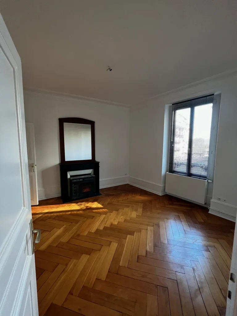 Toad - 3-Bed Flat with Sea View in Evian Centre
