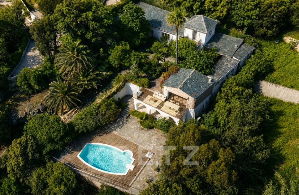 Vue aérienne - Villa Pieds dans l'eau avec Crique Privée à Erbalunga