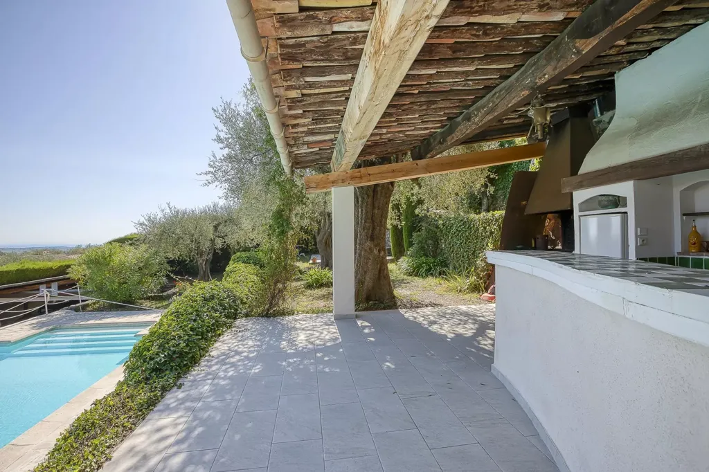 Terrasse - Villa de Charme avec Vue Mer au Rouret