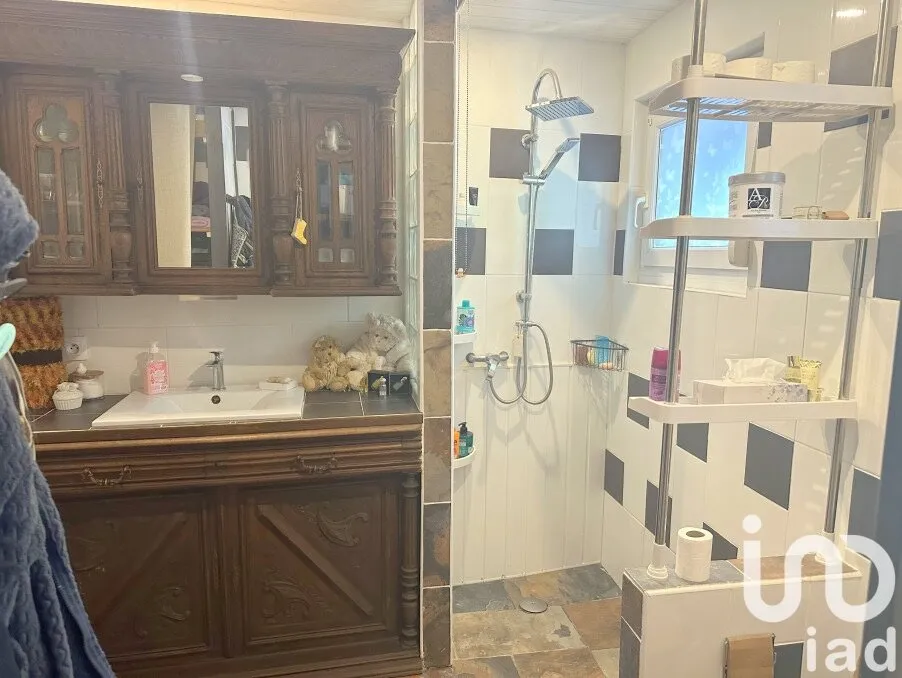 Salles de bain - Maison Traditionnelle avec Jardin à Kerpert