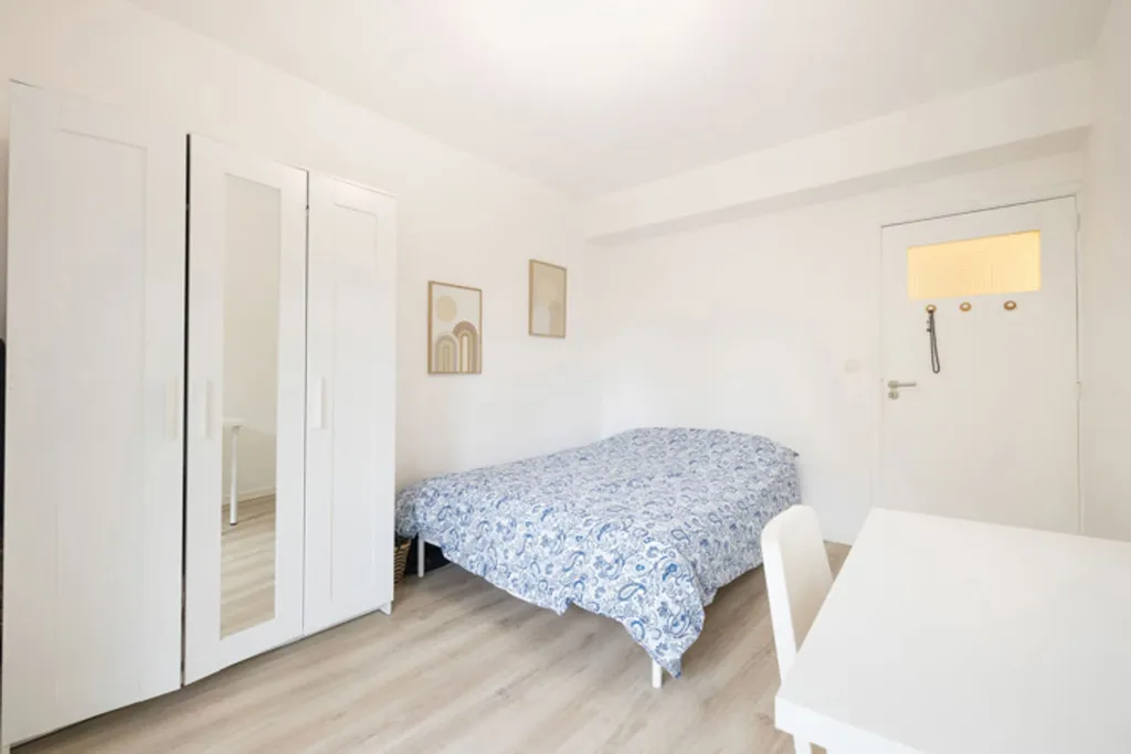 Chambres - Appartement Rénové avec Terrasse à Waterloo