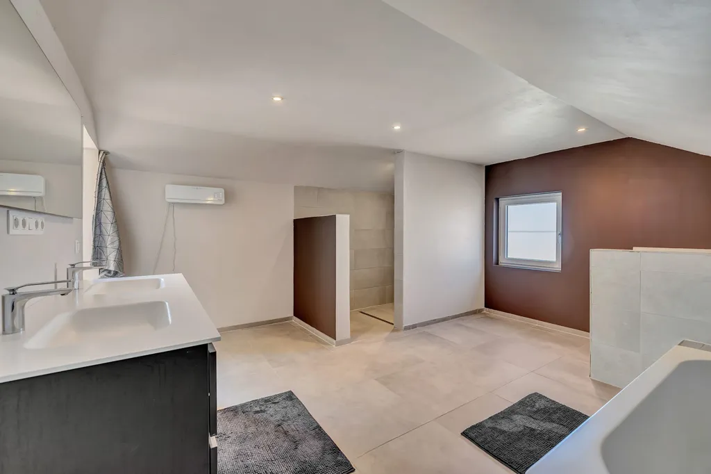 Vannitoad - Spacious House with Undercroft in Markegem