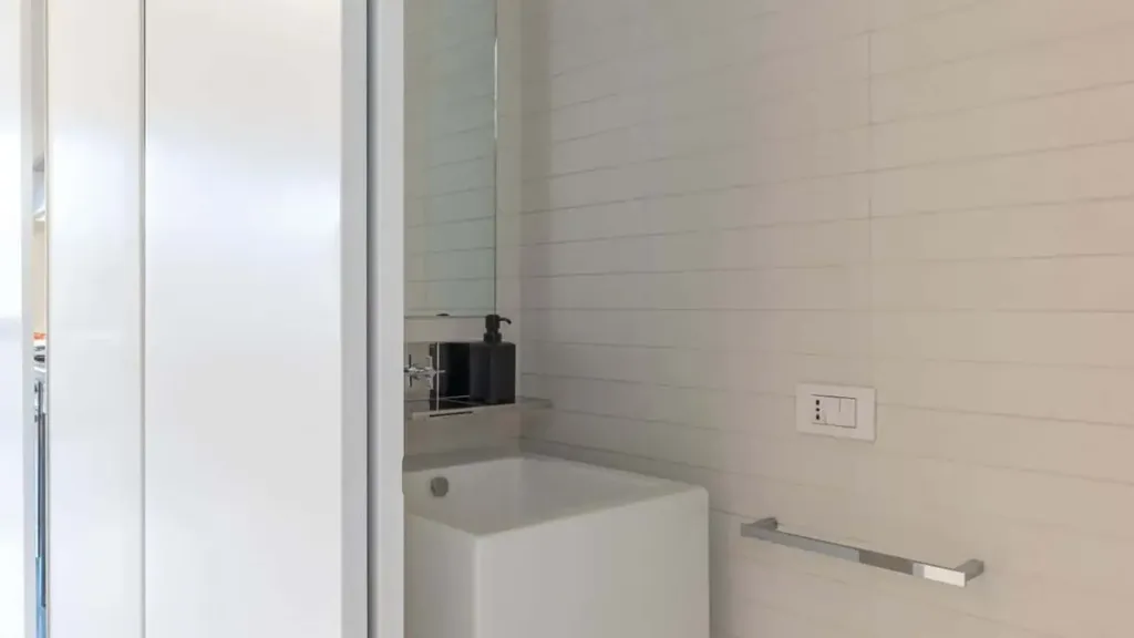 Bathrooms - Renaissance-Style Apartment with Terrace in Florence