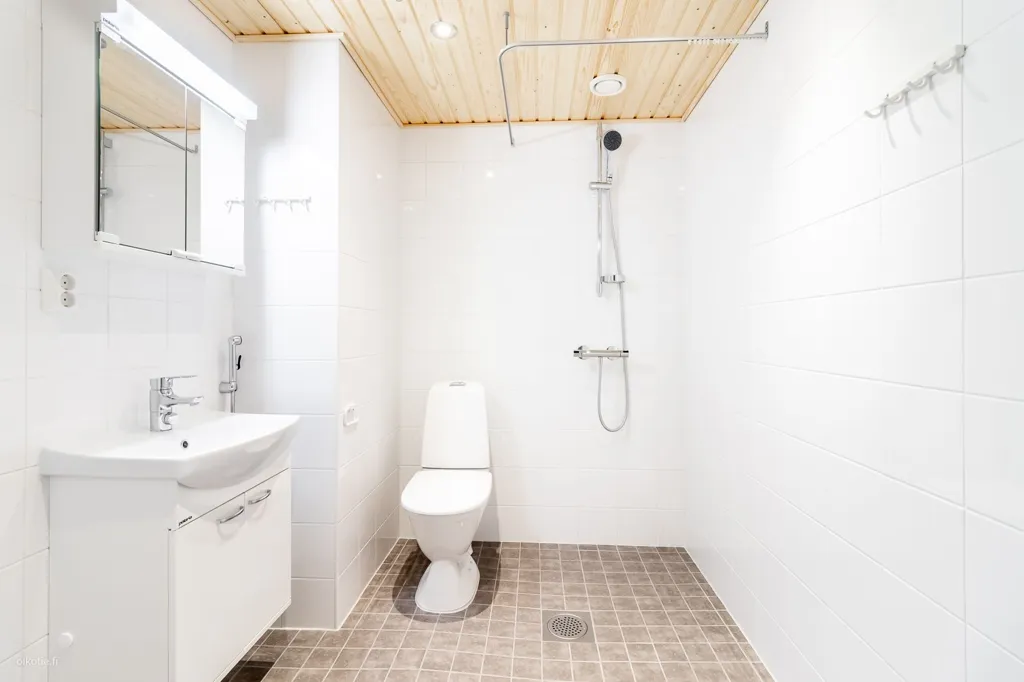 Salles de bain - Modern Apartment with Balcony in Kivistö, Vantaa