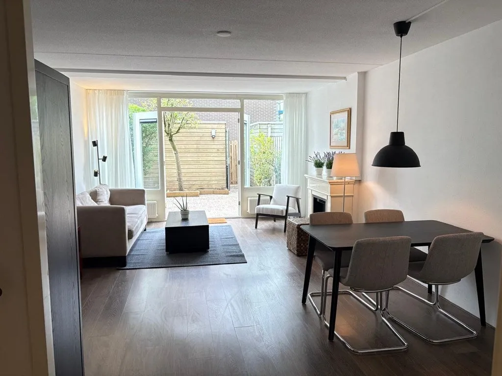 Söögituba - Renovated Townhouse with Backyard in Osdorp