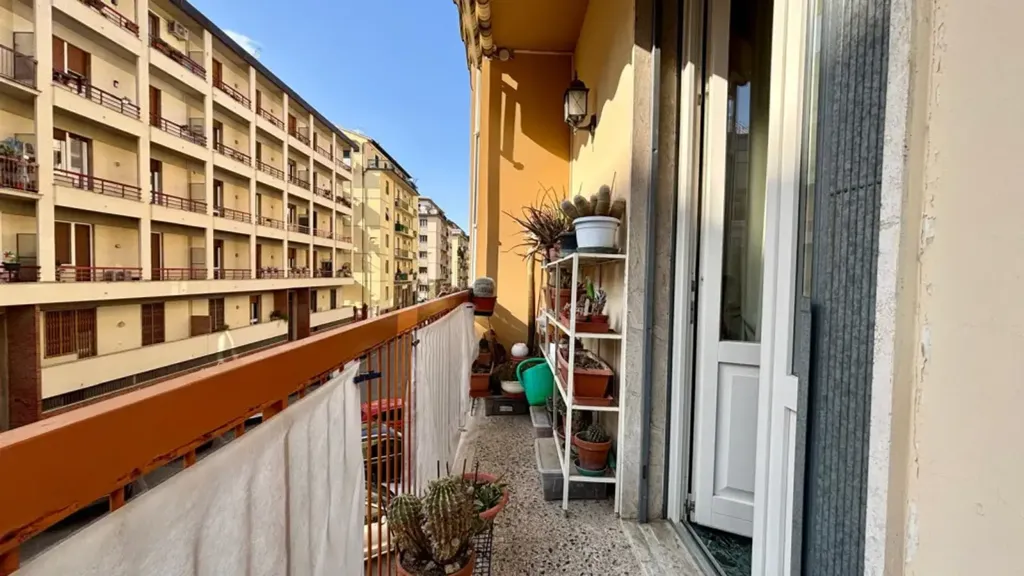Rõdu - Rustic-Style Apartment with Balcony in Florence
