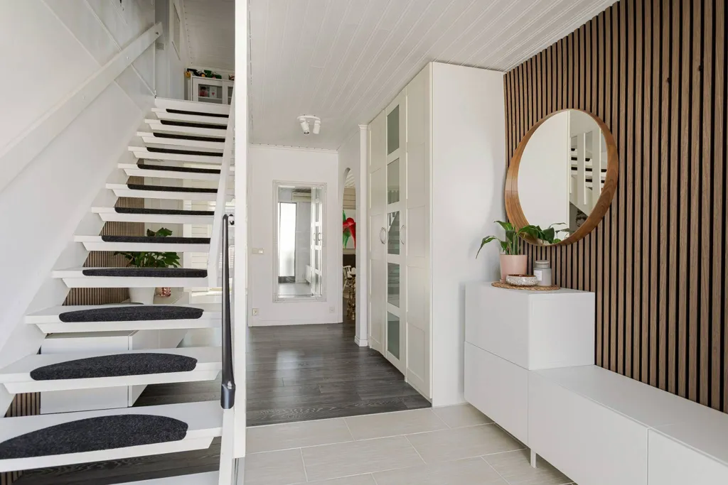 Entrée - Two-Storey House with Balcony in Jönköping