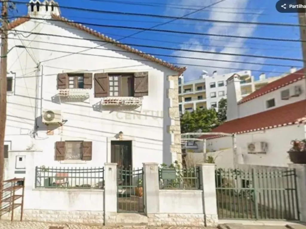 Välivaade - Semi-Detached House with Good Light in Almada