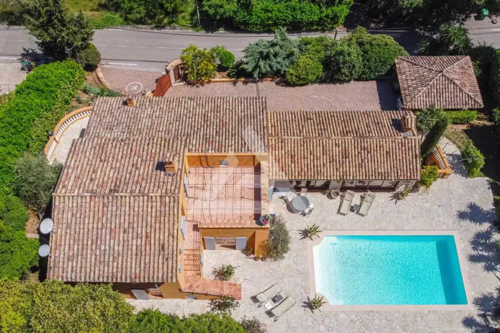 Vue aérienne - Villa Provençale avec Jardin et Piscine à Saint-Paul-de-Vence
