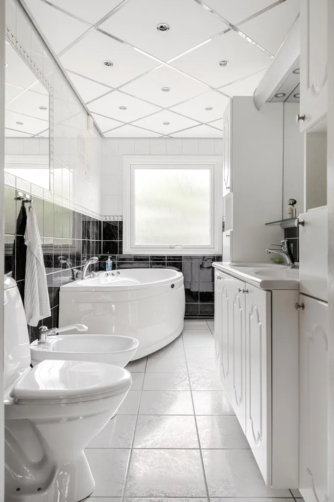 Salles de bain - Spacious House with Garden in Västra Husby